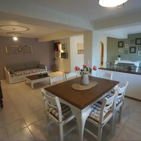 My Home, 2 Bedroom House With Bbq And Garden Divarata Exterior photo